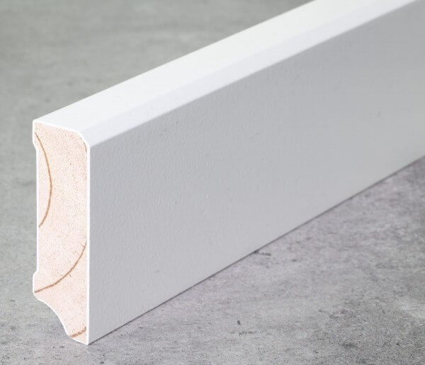 Fußleiste 58 x 18 x 2,40 m deckend weiß lackiert · Kiefer Massivholz