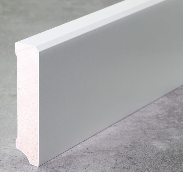 Fußleiste 80 x 18 x 2,40 m deckend weiß lackiert · Kiefer Massivholz